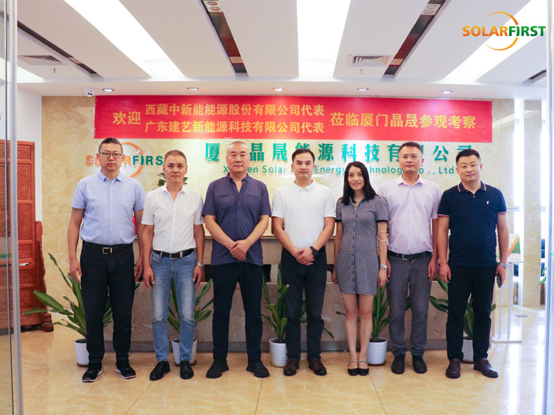 Guangdong Jianyi New Energy y Tibet Zhong Xin Neng visitaron Solar First Group
