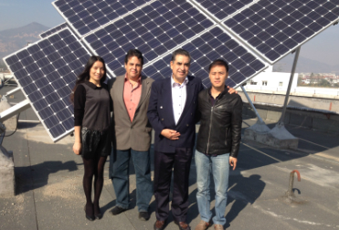 Nuestro agente de México viene a China y visita nuestros proyectos de seguimiento solar.