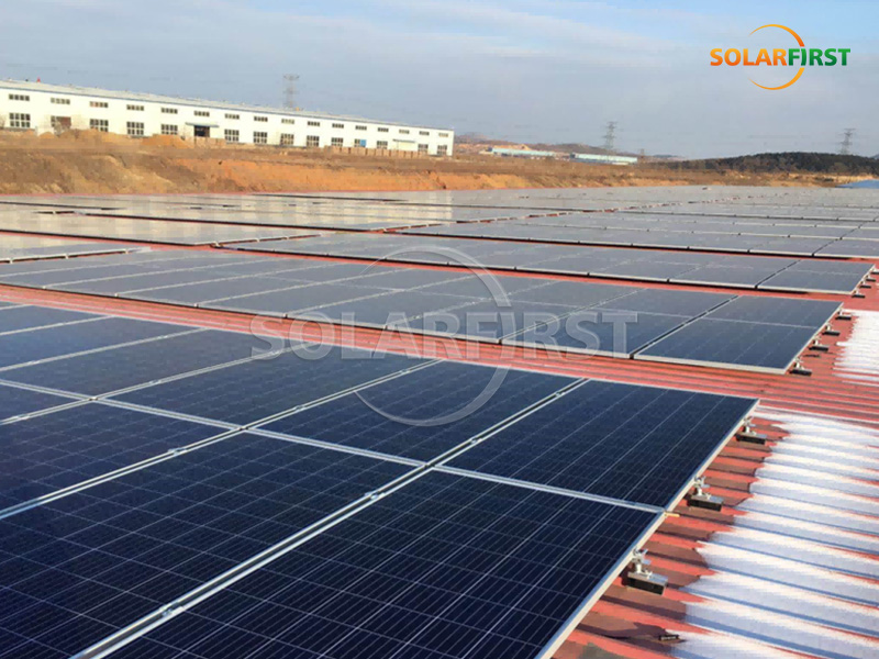 Central eléctrica solar con techo metálico de 5,6 MWp en China