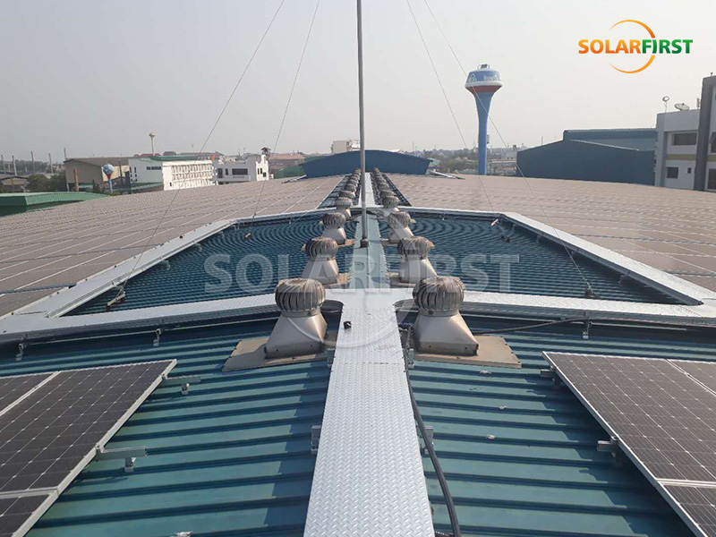 Central eléctrica solar con techo metálico de 1,8 MWp en Tailandia