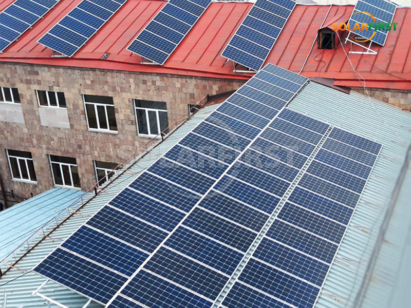 Central eléctrica solar con techo metálico de 400 kWp en Armenia