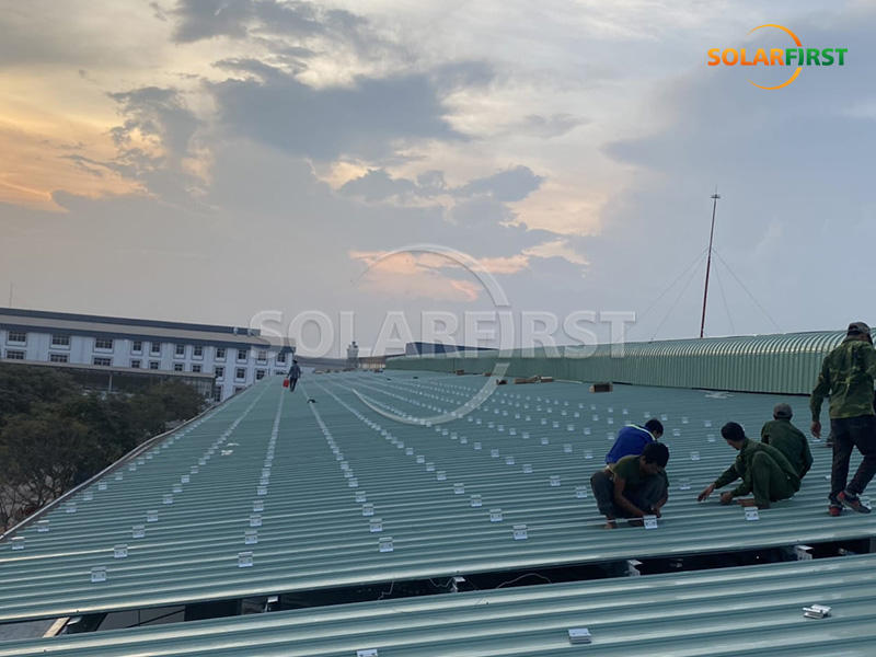 Central eléctrica solar de techo metálico de 15 MWp en Vietnam