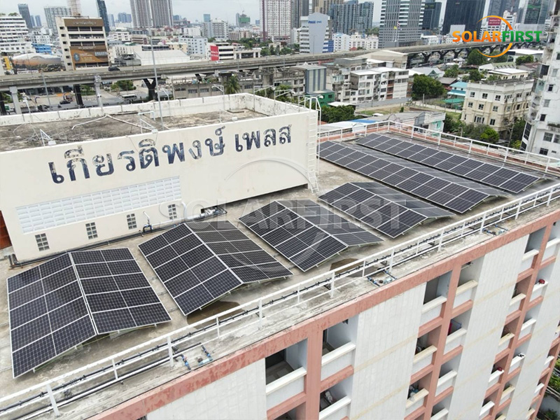 Central eléctrica solar de 113 kWp con techo de hormigón en Tailandia