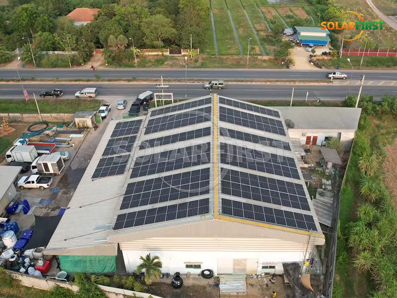 Central eléctrica solar de 330 kWp con techo de hormigón en Tailandia