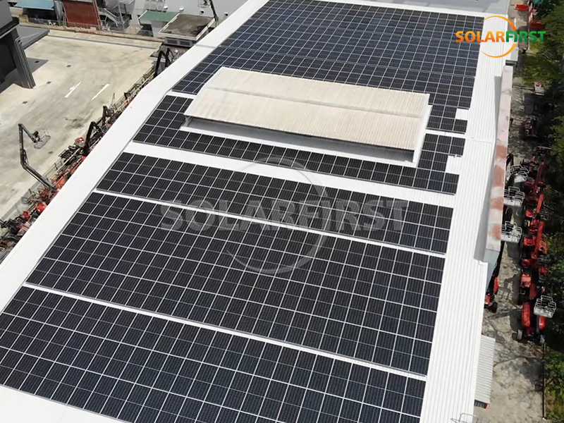 Central eléctrica solar con techo metálico de 1,5 MWp en Singapur