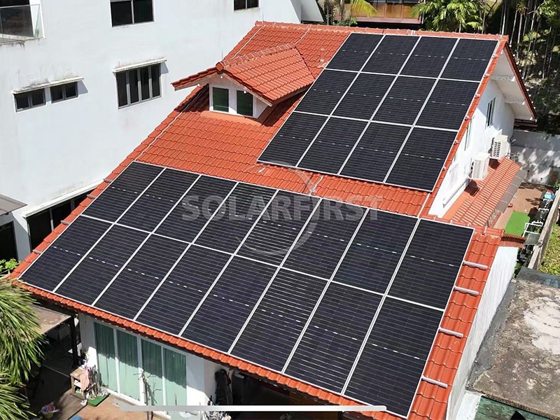 Central eléctrica solar de 45 kWp con tejado de tejas en Tailandia