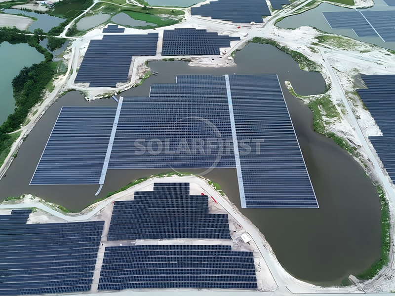 Central eléctrica fotovoltaica flotante de 15,68 MWp en Malasia.