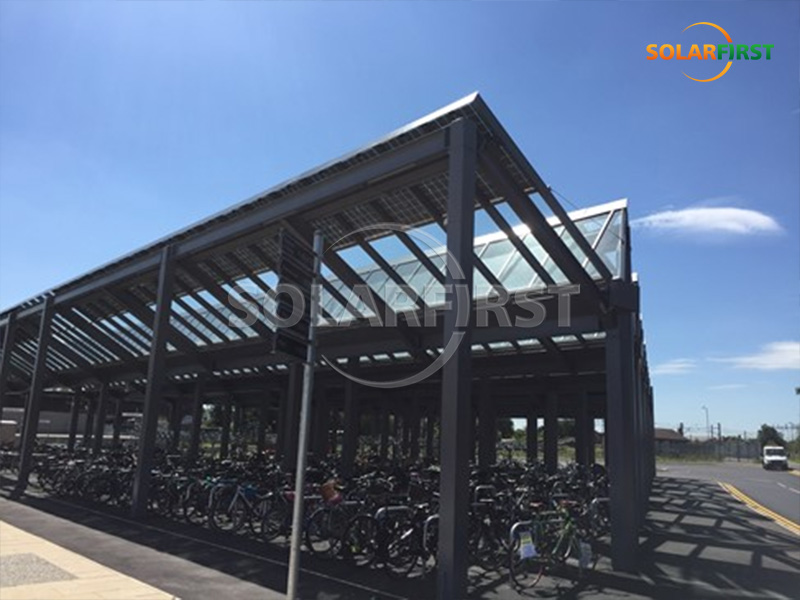 Solución de aparcamiento solar fotovoltaico integrado en edificios (BIPV) de 325 m² en el Reino Unido.