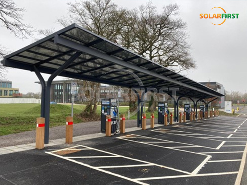 Solución de aparcamiento solar fotovoltaico integrado en edificios (BIPV) de 100 m² en el Reino Unido.