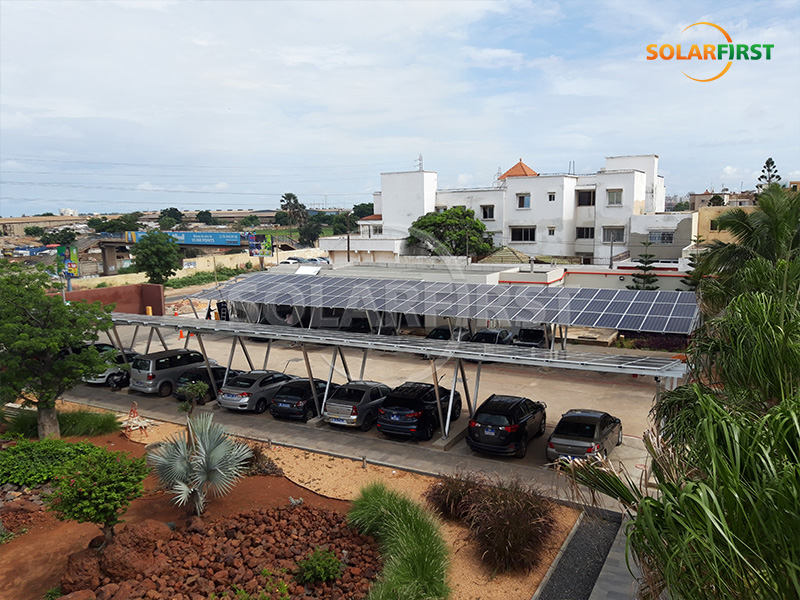 Solución de aparcamiento fotovoltaico integrado en edificios (BIPV) de 120 kWp en Senegal.