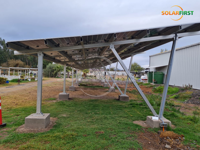 Solución de aparcamiento fotovoltaico integrado en edificios (BIPV) de 180 kWp en Chile