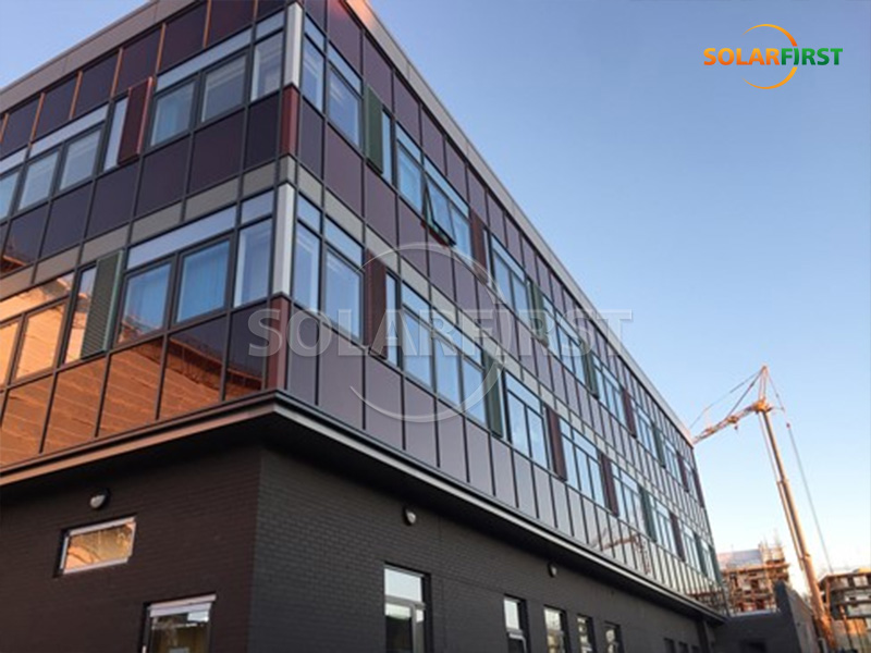 Solución de muro cortina solar BIPV de 260 kWp en el Reino Unido.