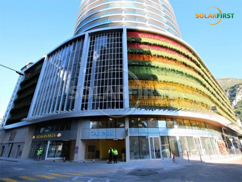 Solución de muro cortina solar BIPV de 150 kWp en el Reino Unido.