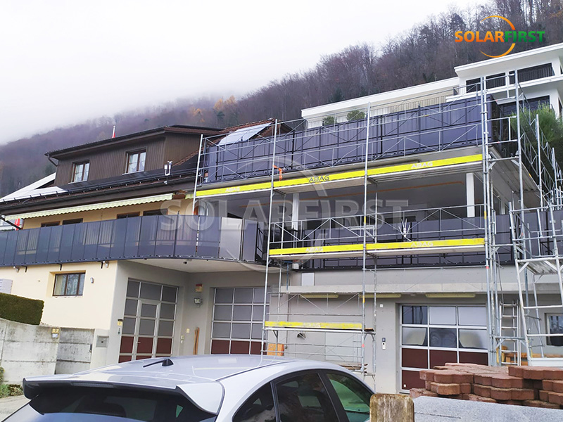 Solución de valla solar fotovoltaica integrada en balcones de 8 kWp en Suiza