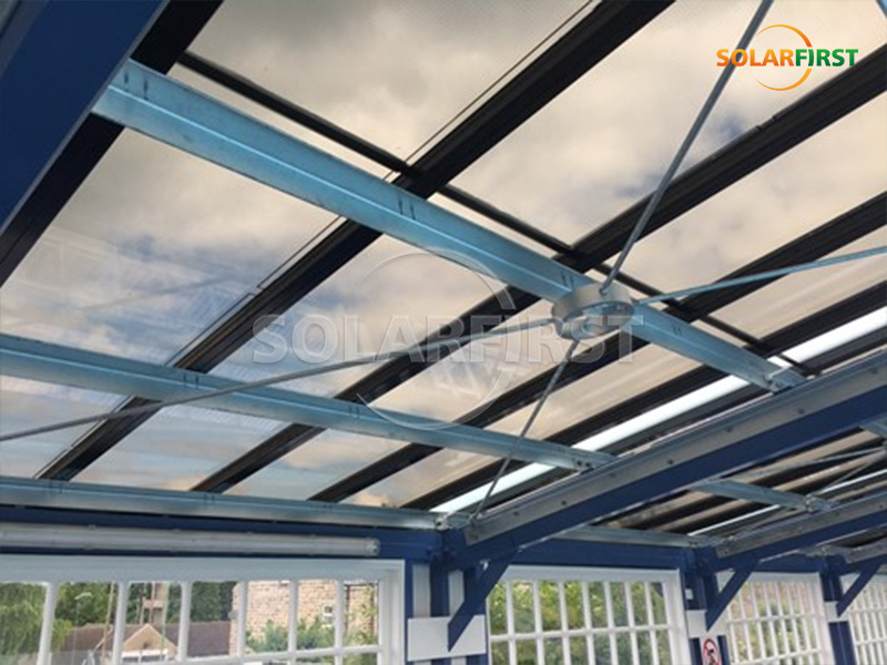 Solución de techos solares fotovoltaicos integrados en edificios (BIPV) en el Reino Unido.