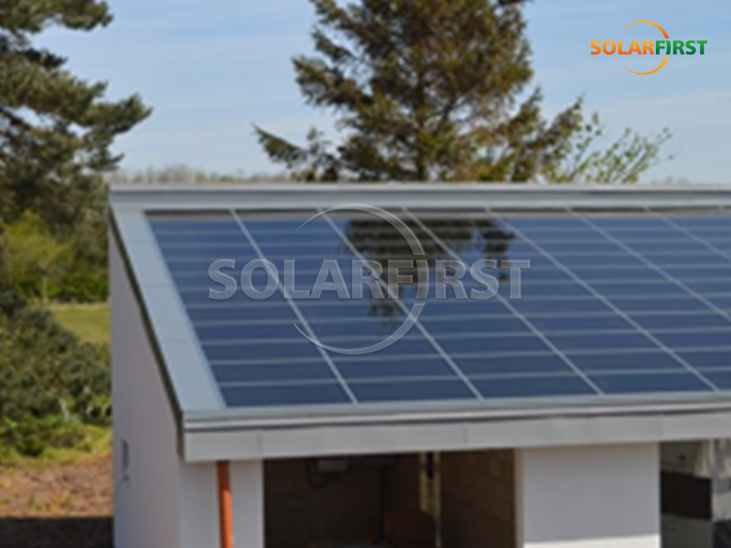 Solución de techo solar fotovoltaico integrado en edificios (BIPV) de 100 m² en el Reino Unido.
