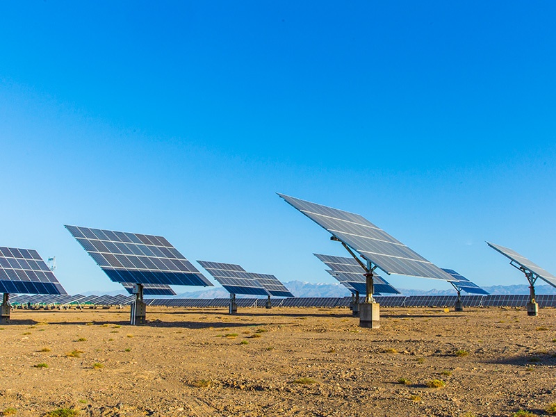 A finales de marzo, el frío primaveral persiste en el condado de Tori, en el norte de Xinjiang, donde aún queda nieve; once centrales fotovoltaicas generan energía de forma constante, lo que aumenta los ingresos de hogares anteriormente empobrecidos.