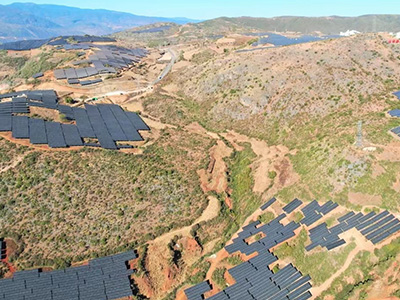 Directivos de Sinohydro y China Datang visitan el parque solar de 60 MW en Dali, Yunnan.