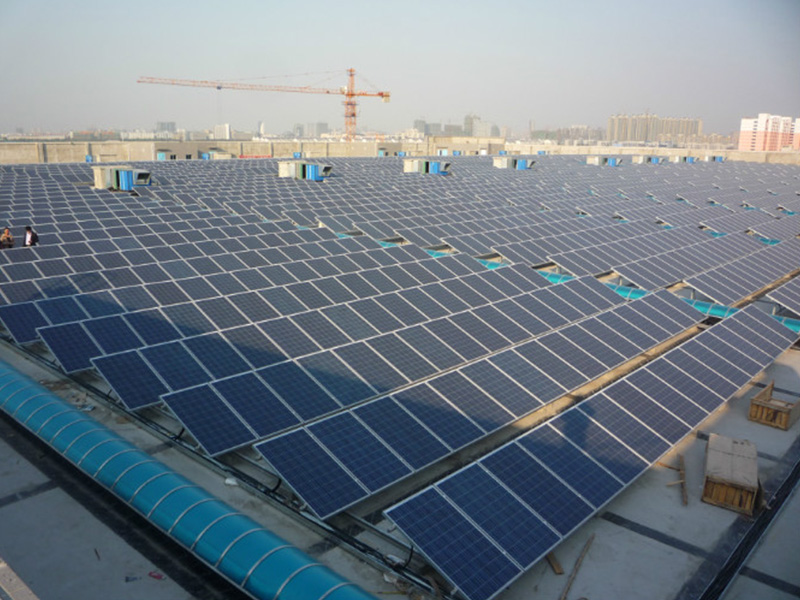 Serie de soportes para techo Solar First: Sistema de trípode ajustable para techos planos