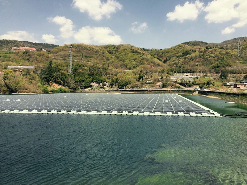 Parques solares flotantes: aprovechamiento de las masas de agua para la generación de energía renovable.