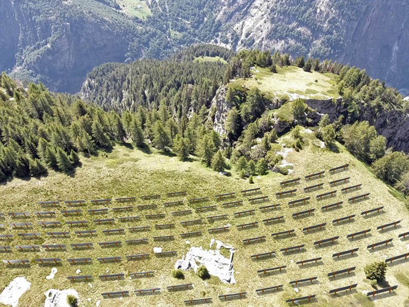 La expansión de la energía solar en los Alpes suizos avanza en medio de la continua controversia.