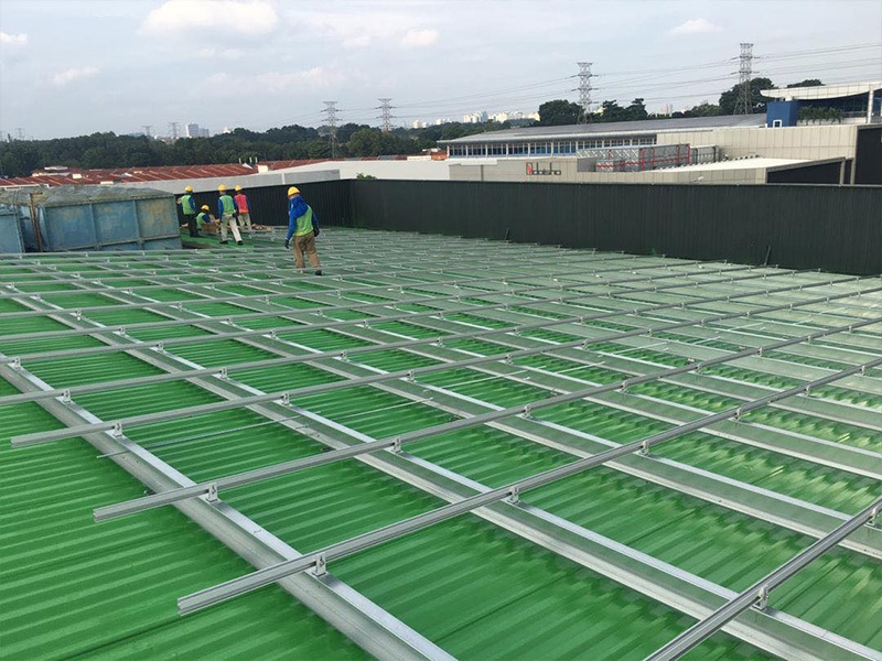 Techos metálicos para paneles solares: principales ventajas y consideraciones clave