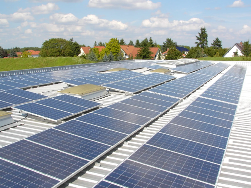 La UE planea normas de emergencia para agilizar la aprobación de proyectos solares.