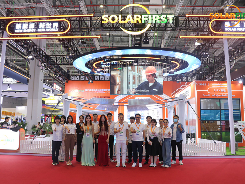 Solar First Group demuestra su liderazgo en el montaje integral de paneles fotovoltaicos en SNEC 2025.