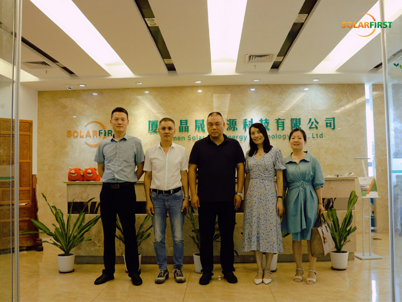 Cooperación de ganar-ganar en innovación: Xinyi Glass visita Solar First Group
