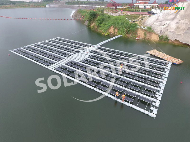 
     Finalización del primer proyecto de montaje flotante de Solar First Group en Indonesia
    