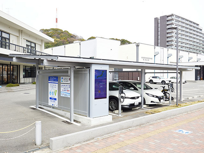 "estación de coche compartido eléctrico completamente autosuficiente" que funciona de forma independiente con energía solar
