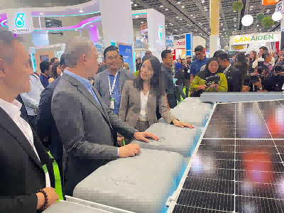 Fadillah Yusof, Ministra de Energía de Malasia y Segunda Primera Ministra de Malasia Oriental visitaron el stand de SOLAR FIRST